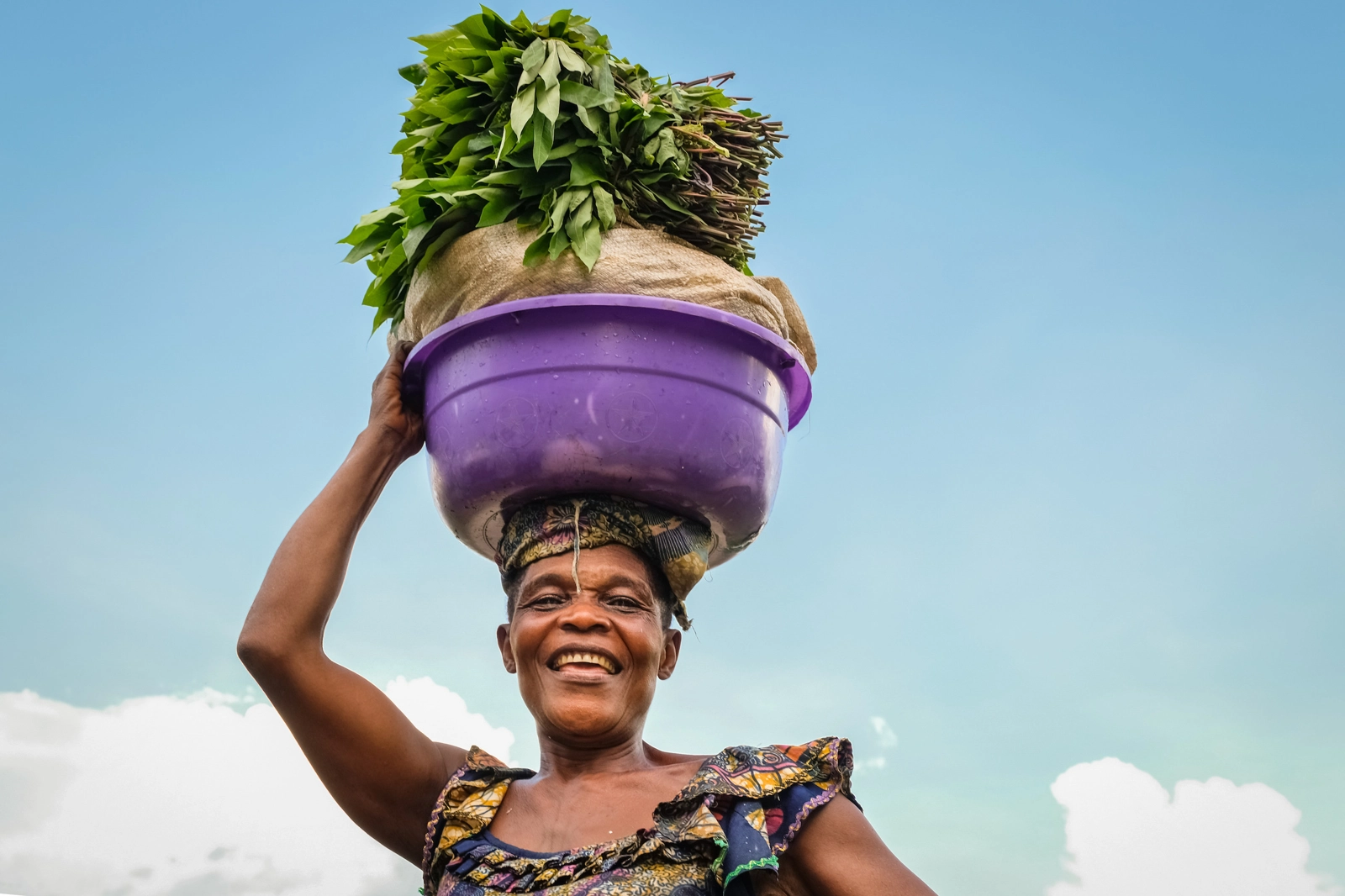 A woman carries vegetables in Yangole, Democratic Republic of Congo. Despite women’s contribution to achieving climate targets, their access to climate finance remains limited. (Image: Axel Fassio/CIFOR CC BY NC-ND-2.0).