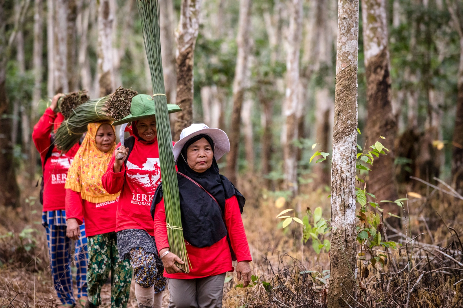 Women in Rambutan, Indonesia, carry freshly harvested purun, a grass used for making plaited souvenirs for tourists. Despite women’s contribution to their household income, climate finance solutions do not always consider gender equality in their design. (Image: Rifky/CIFOR CC BY-NC-ND-2.0)